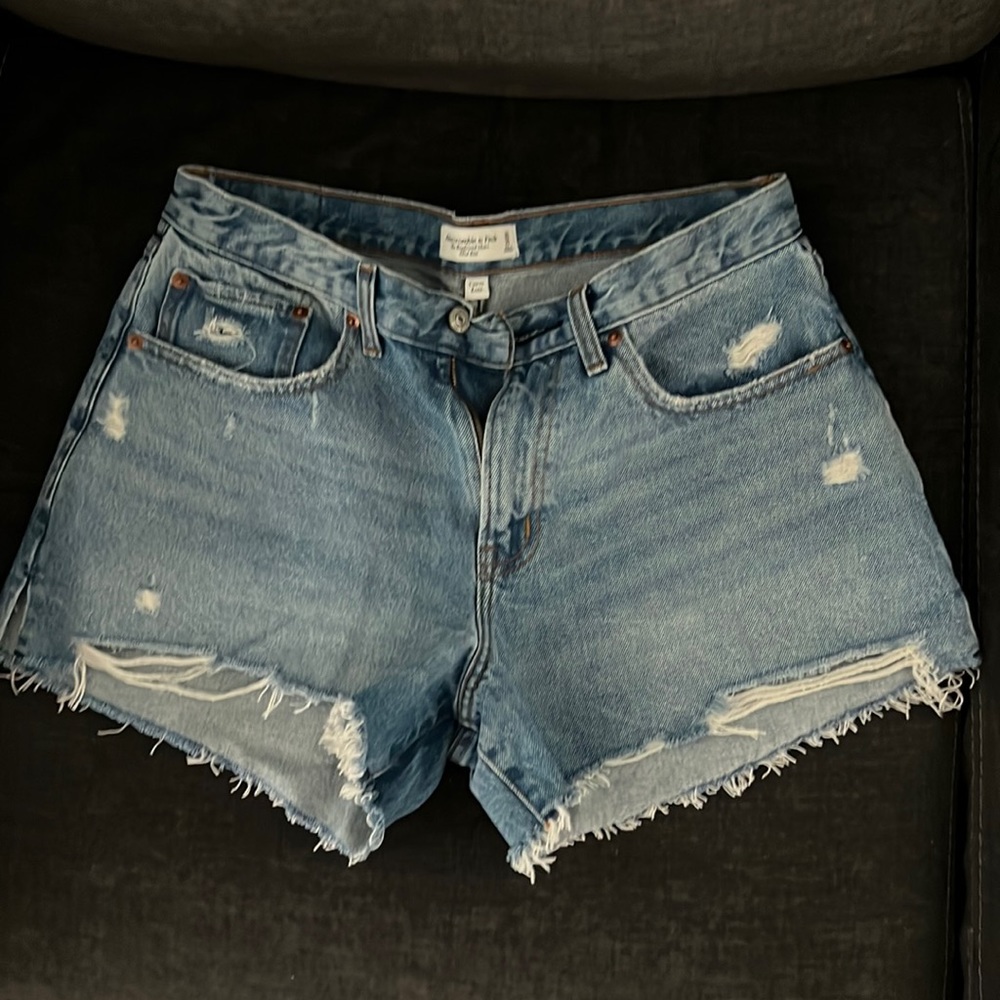 Abercrombie & fitch distressed boyfriend shorts, mid rise curve love!